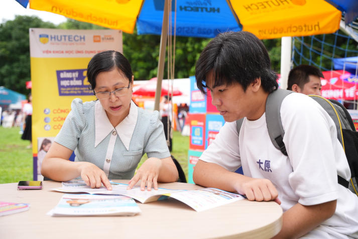 HUTECH cùng sĩ tử 2k8 tháo gỡ băn khoăn chọn Trường tại Ngày hội lựa chọn nguyện vọng xét tuyển 2026 38