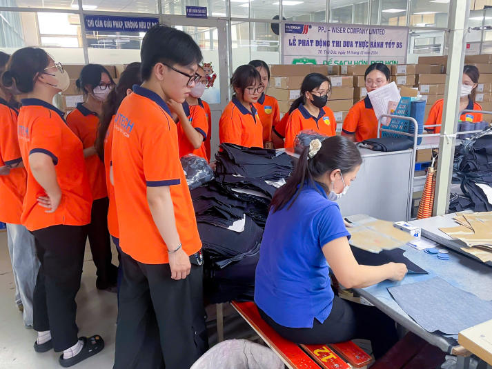 Sinh viên ngành Công nghệ dệt, may “chạm tay" vào thực tế tại Công ty TNHH PPJ Wiser 35