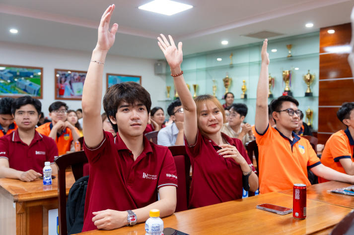 [Video] Sinh viên HUTECH học cách chinh phục nhà tuyển dụng cùng chuyên gia Swire Coca-Cola Việt Nam 40