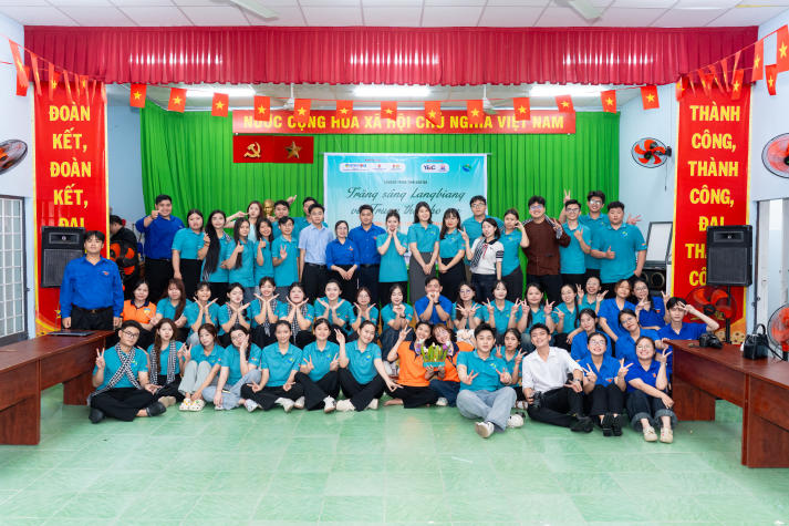 Sinh viên HUTECH mang Trung thu ấm áp đến với thiếu nhi phường An Khánh 10