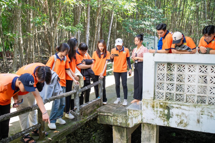 Sinh viên Quản lý tài nguyên và môi trường tìm hiểu đa dạng sinh học tại Rừng ngập mặn Cần Giờ 48