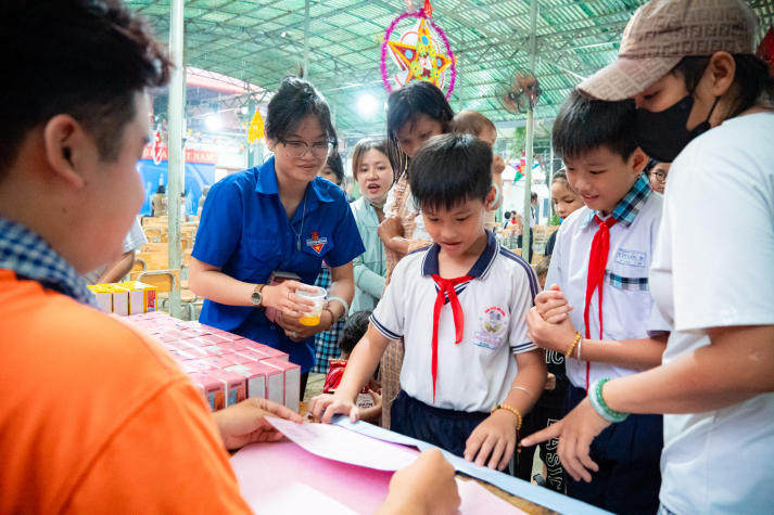“Trăng trao yêu thương” của Khoa QTDL-NH-KS gửi 200 phần quà, thắp sáng niềm vui tuổi thơ 34