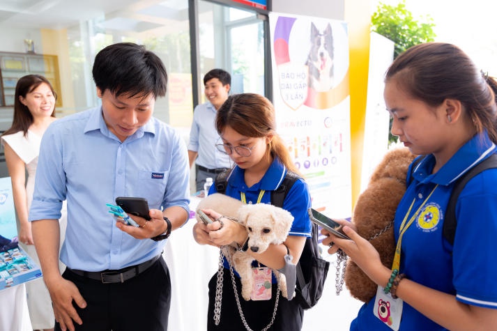 [Video] Hàng trăm thú cưng được thăm khám, tiêm vaccine phòng bệnh tại ngày hội “Chăm sóc sức khỏe thú cưng” HUTECH 220