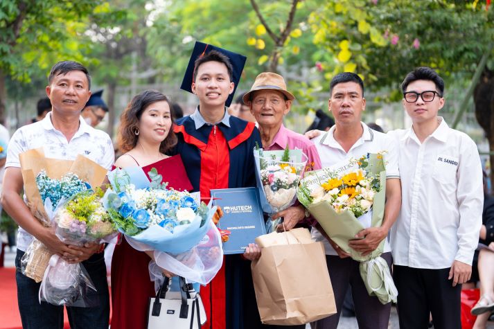 Tạm biệt giảng đường, tân khoa HUTECH chào đón tương lai rực rỡ sau Lễ trao bằng tốt nghiệp 151