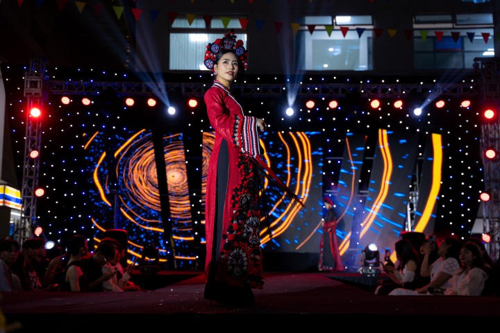 Sinh viên Quản trị sự kiện HUTECH mang sắc phục Việt lên sân khấu Fashion Show đầu tay 155