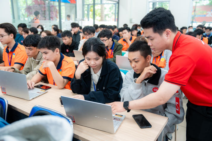 Sinh viên Khoa Công nghệ thông tin khám phá ứng dụng AI trên laptop ASUS thế hệ mới 27