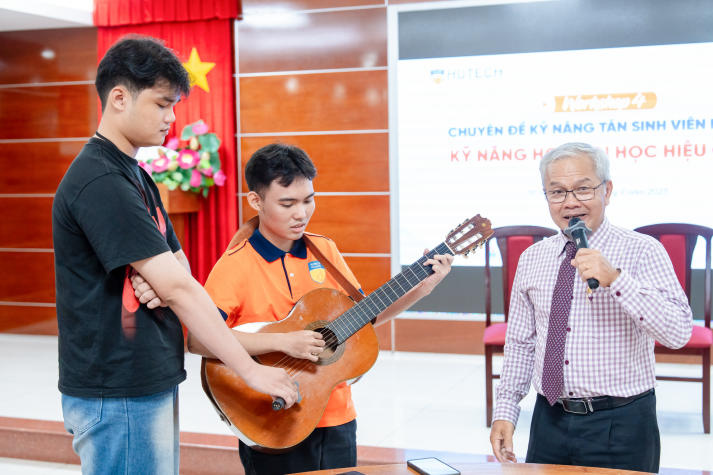 Newbies HUTECH được tiếp lửa tự tin bước vào giảng đường 102