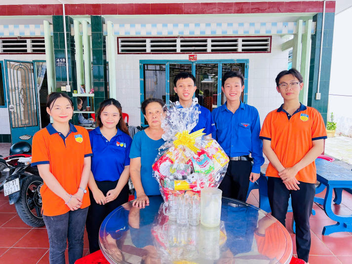 Chiến sĩ Mùa hè xanh HUTECH vun đắp lòng biết ơn, gìn giữ truyền thống dân tộc hướng về Ngày Thương binh - Liệt sĩ 74