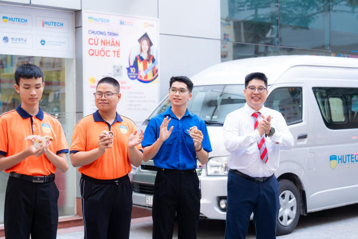 [Video] “Full pin” ngày đầu năm học mới, HUTECH-ers khởi động nhịp học tập đầy hứng khởi 41