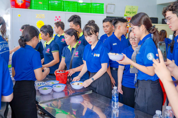 Chiến sĩ Mùa hè xanh HUTECH vun đắp lòng biết ơn, gìn giữ truyền thống dân tộc hướng về Ngày Thương binh - Liệt sĩ 164