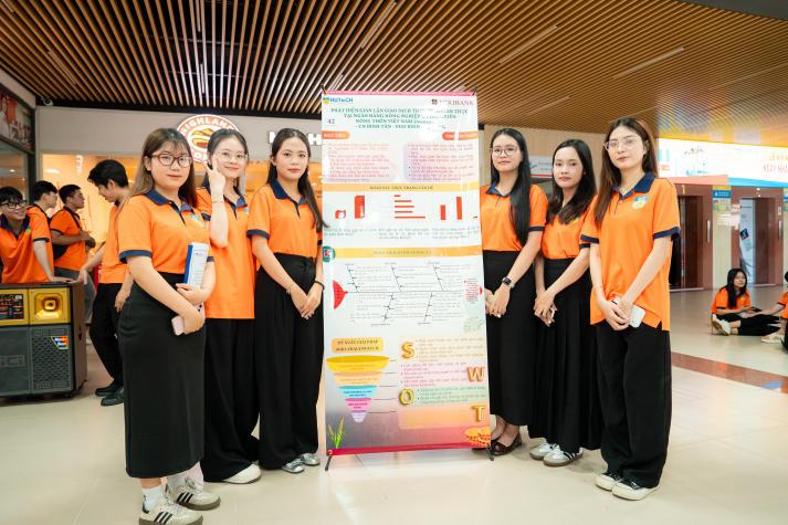 Khi ý tưởng chạm thực tiễn: Sinh viên Khoa Tài chính - Thương mại tỏa sáng tại Trưng bày poster Dự án doanh nghiệp 25