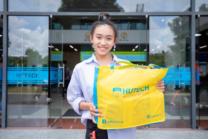 Vận động viên Thể dục nghệ thuật Quốc gia Nguyễn Trúc Phương nhập học tại HUTECH 55