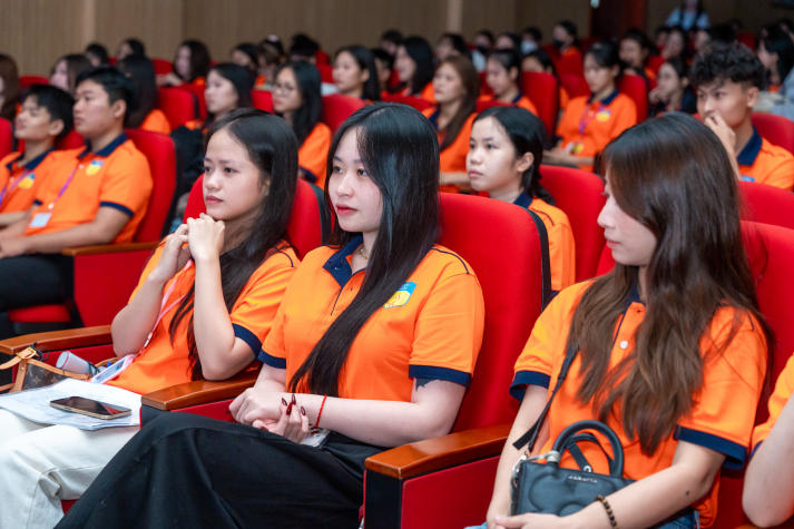 Sôi động, đa sắc màu: Tân sinh viên Khoa Trung Quốc học “cháy” hết mình tại Đêm nhạc hội chào năm học mới 117