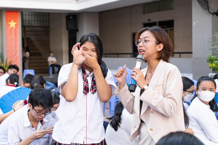 Sinh viên Tâm lý học HUTECH chia sẻ về tâm lý chọn ngành đại học cùng học sinh trường THPT Nguyễn Hữu Thọ 32