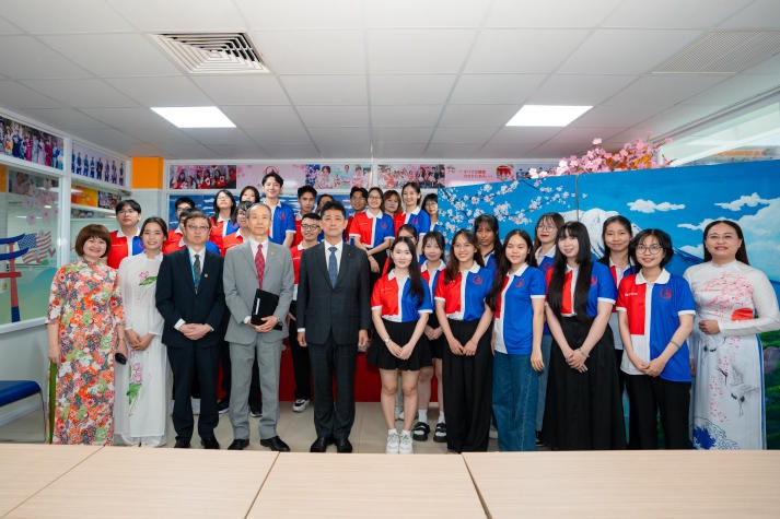 Japanese Parliamentary Vice-Minister for Foreign Affairs Komura Masahiro visits HUTECH 22