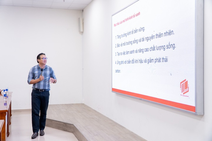 Khai mở kiến thức về mô hình kinh tế xanh với Seminar HUTECH Innovatalk 2025 35