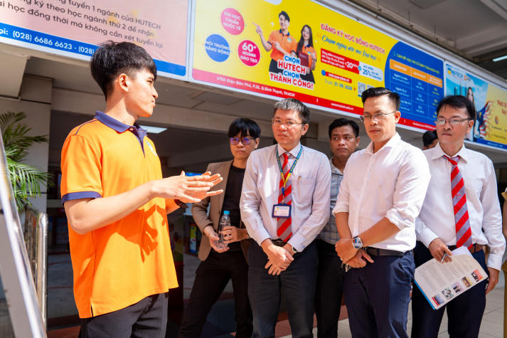 Sáng tạo từ trải nghiệm thực tế: Sinh viên ngành Kinh doanh thương mại báo cáo thực tập bằng poster 107