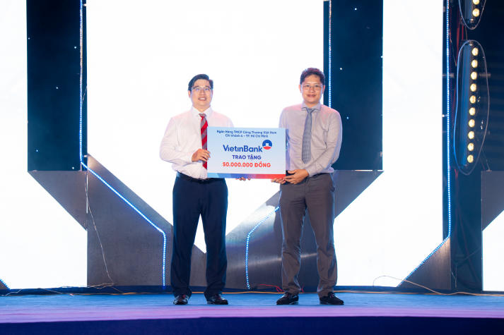 [Video] Đêm Gala Chào đón tân sinh viên HUTECH: Khi ngọn lửa đam mê được truyền từ những người dám ước mơ 19