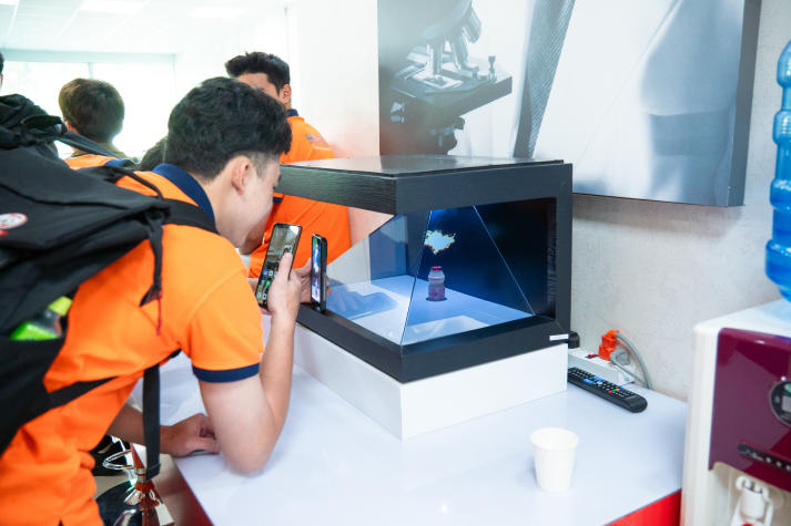 Sinh viên Viện Kỹ thuật tìm hiểu quy trình tự động hóa tại Nhà máy Yakult Việt Nam 50