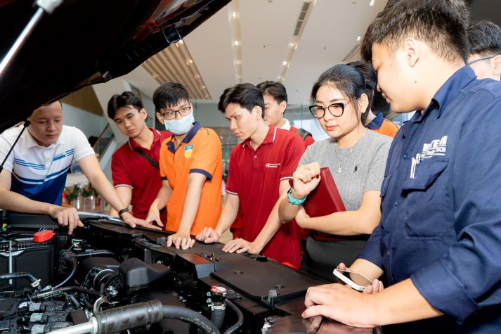 HUTECH tuyển sinh chương trình Cử nhân chuẩn Quốc tế với 10 ngành học hấp dẫn 75