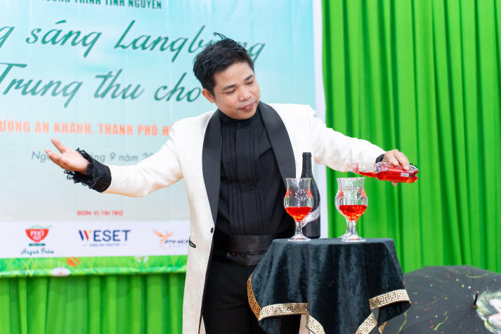 Sinh viên HUTECH mang Trung thu ấm áp đến với thiếu nhi phường An Khánh 77