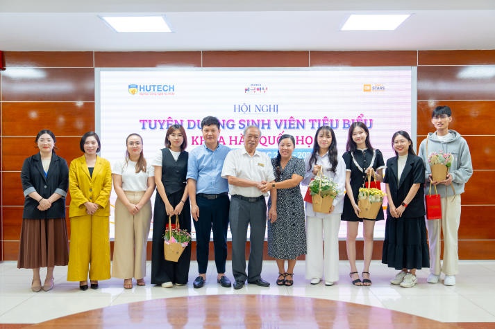 Khoa Hàn Quốc học vinh danh nhiều sinh viên tiêu biểu và tổ chức buổi giao lưu cùng cựu sinh viên 53