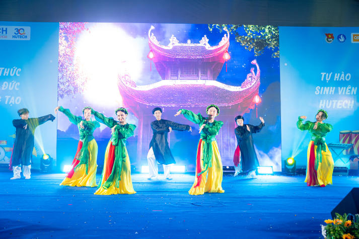 Đêm giao lưu văn nghệ HUTECH: Rực rỡ sắc màu truyền thống, thăng hoa giai điệu tuổi trẻ 71