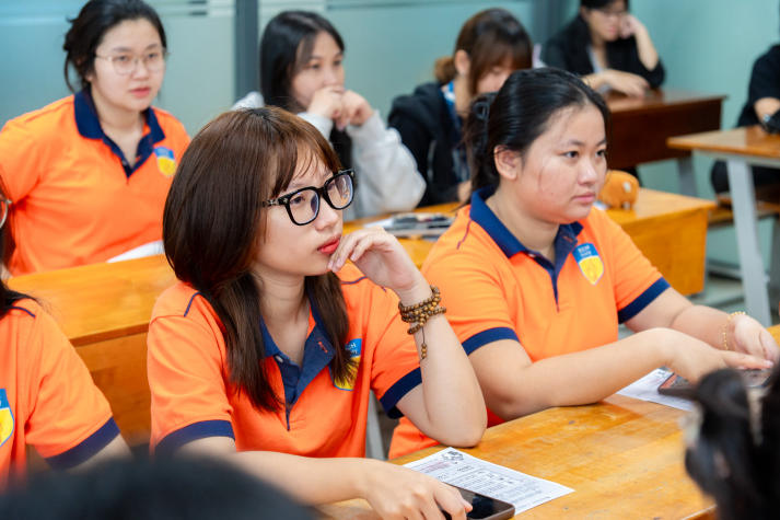 Sinh viên Khoa Tiếng Anh nhập vai hướng dẫn viên, luyện ngôn ngữ qua tình huống nghề nghiệp 28