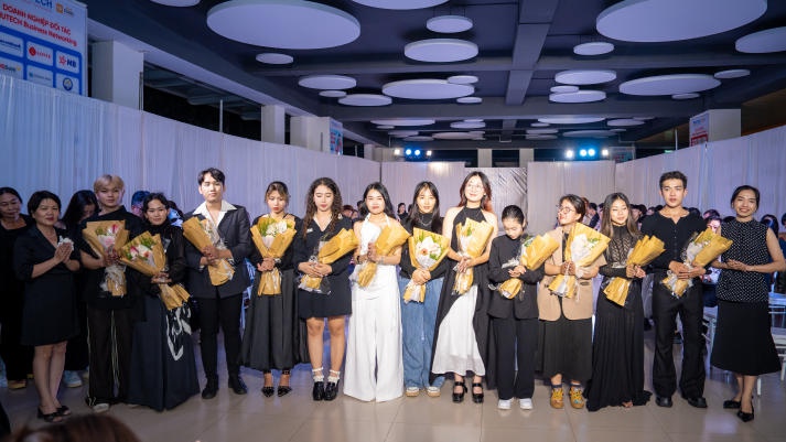 [Video] Sinh viên Thiết kế thời trang HUTECH “trình làng” loạt đồ án tốt nghiệp với nhiều ý tưởng độc đáo 517