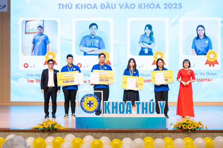 Gần 200 triệu đồng học bổng được trao, tiếp lửa hành trình tri thức cho tân sinh viên Khoa Thú y 36