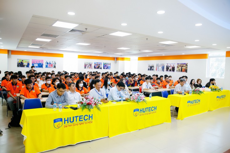  Đại biểu khách mời cùng với đại diện HUTECH trong chương trình HUTECH 1