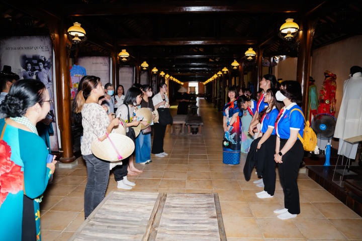 Sinh viên Khoa Nhật Bản học giao lưu cùng sinh viên Đại học Okinawa Nhật Bản tại Bảo tàng Áo dài (Quận 9) 9