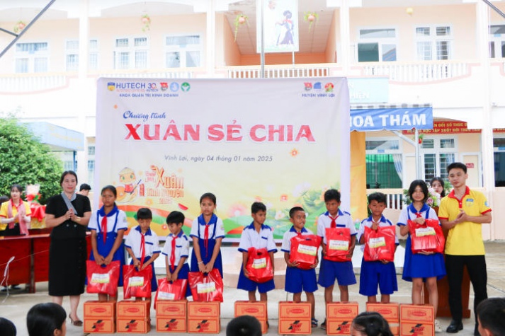 Sinh viên Quản trị kinh doanh xây cầu nối đoàn kết dân tộc, sẻ chia yêu thương tại Bạc Liêu 67