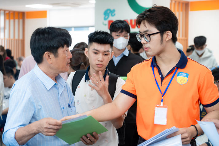 Ấn tượng ngày nhập học: HUTECH chào đón tân sinh viên bằng sự chuyên nghiệp và nhiệt tình 93