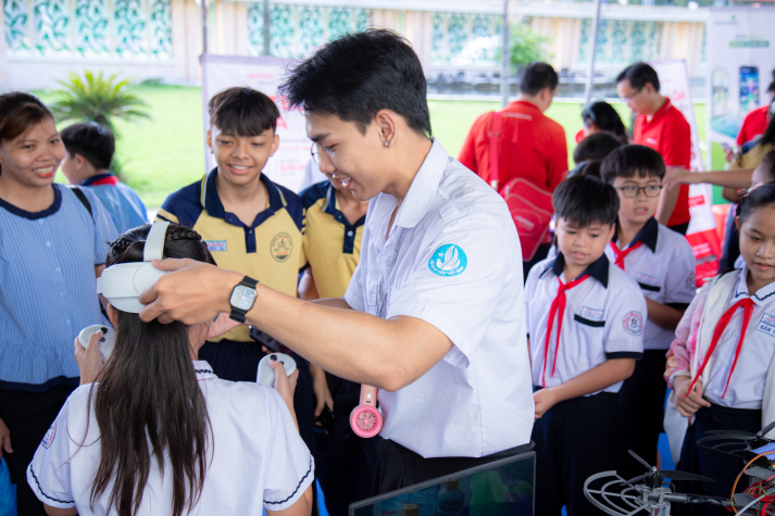 HUTECH mang trải nghiệm STEM đến Ngày hội Chuyển đổi số xã Tân Nhựt (TP.HCM) 53