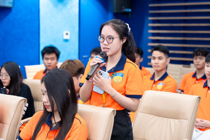 [Video] Sinh viên Công nghệ tài chính HUTECH trải nghiệm thực tế chuyển đổi số tại Eximbank 63