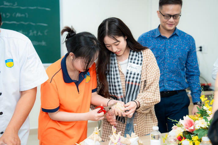 Connecting through flavor: HUTECH and Kagawa Nutrition University students explore Vietnamese-Japanese cuisine 46