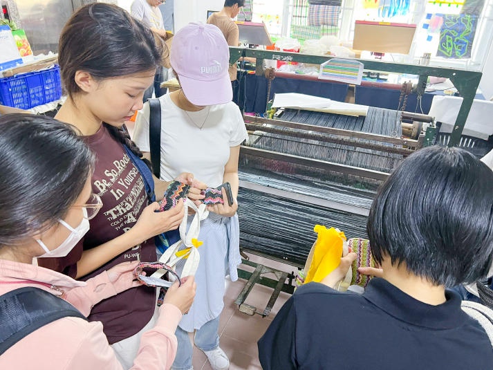 Sinh viên HUTECH tìm hiểu tái chế nhựa trong ngành thời trang tại Công ty LimLoop 37