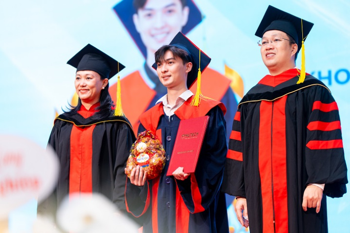 Tân khoa Khoa Marketing - Kinh doanh quốc tế HUTECH tự tin vươn ra môi trường toàn cầu 47