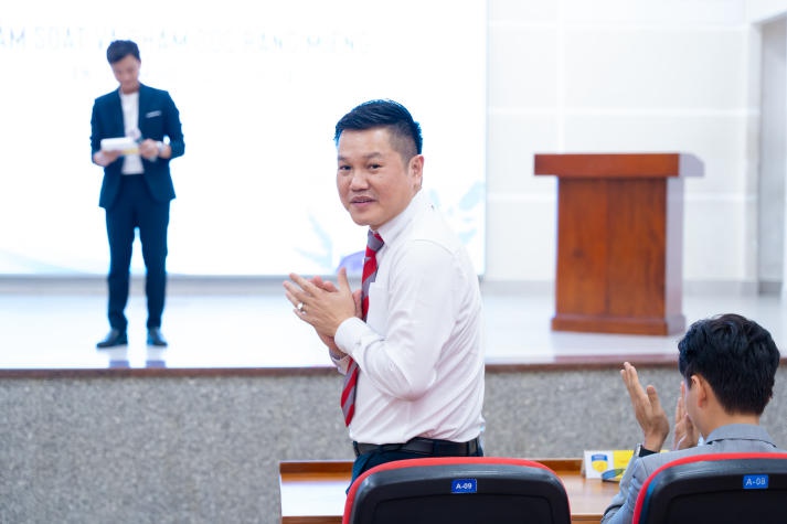 [Video] Sôi nổi buổi giao lưu cùng ca sĩ Ngô Kiến Huy và thăm khám sức khỏe răng miệng của sinh viên HUTECH 51