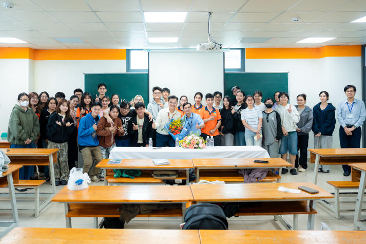 Những chia sẻ thực chiến từ tiền bối trở thành nguồn cảm hứng cho sinh viên Khoa Tiếng Anh 8