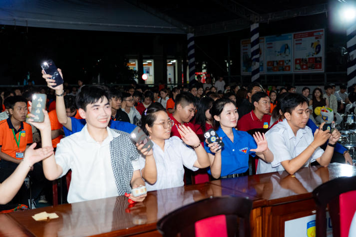 Bùng nổ cảm xúc cùng Đêm Giao lưu văn nghệ sinh viên “HUTECH - Giai điệu tự hào” 122