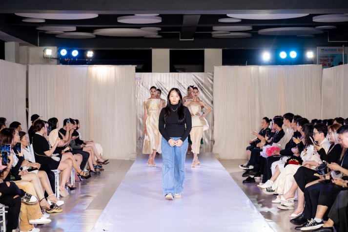 [Video] Sinh viên Thiết kế thời trang HUTECH “trình làng” loạt đồ án tốt nghiệp với nhiều ý tưởng độc đáo 401