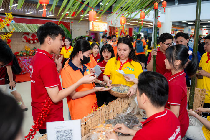 [Video] HUTECH Chào Xuân 2026: “Bật mood” Tết Việt giữa khuôn viên trường 284