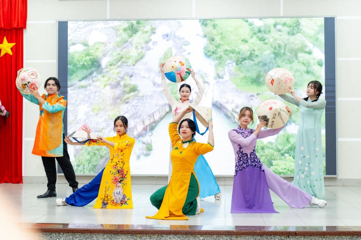 [Video] Sinh viên Khoa Nhật Bản học HUTECH thưởng thức nghệ thuật múa truyền thống Jang Gara 95