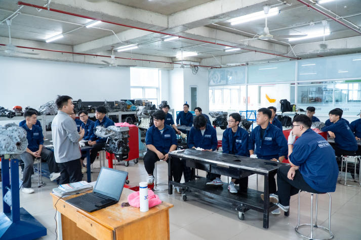 [Video] “Full pin” ngày đầu năm học mới, HUTECH-ers khởi động nhịp học tập đầy hứng khởi 89