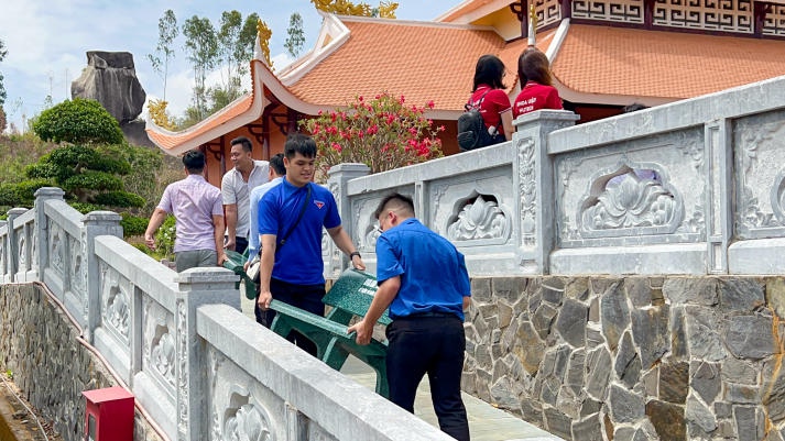 Sinh viên và học viên cao học Khoa Luật HUTECH đến huyện Xuân Lộc tri ân những chiến sĩ cách mạng 48