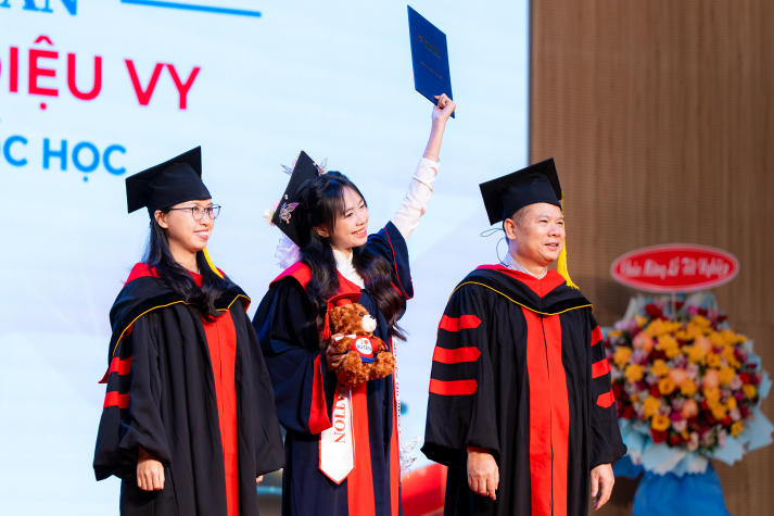 Tự hào khoác áo cử nhân, sinh viên HUTECH viết tiếp hành trình tương lai 85