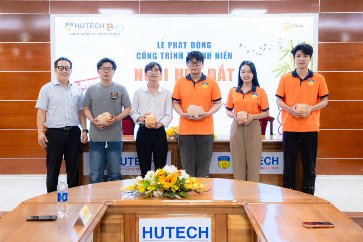 Sinh viên Khoa Quản trị kinh doanh “Nuôi heo đất”, gây quỹ yêu thương 48