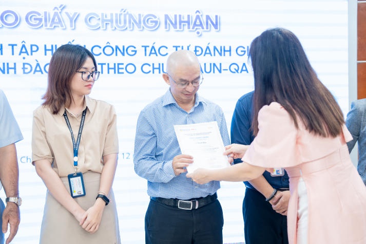 CB-GV-NV HUTECH nhận giấy chứng nhận hoàn thành tập huấn tự đánh giá chương trình đào tạo theo tiêu chuẩn AUN-QA 23